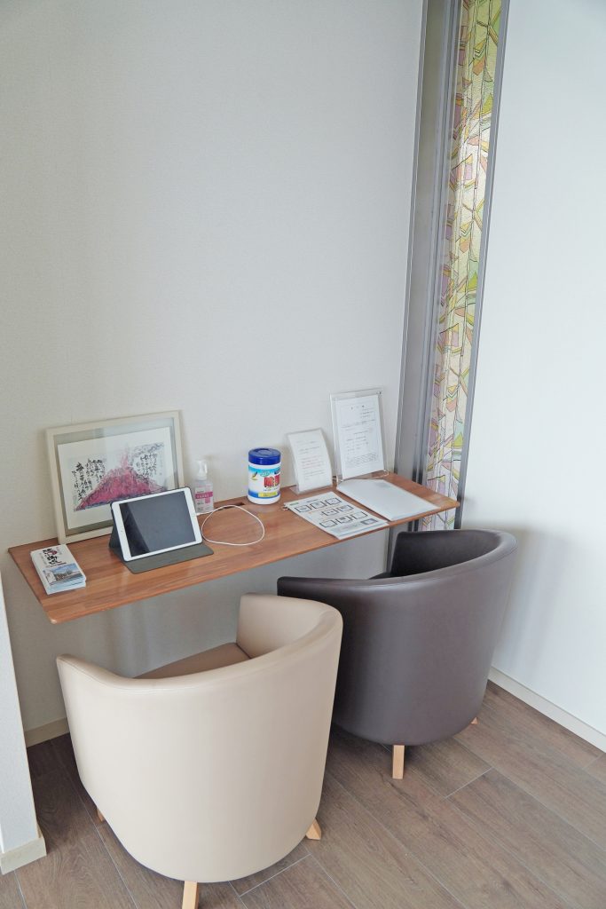 チェックインはこちらのタブレットでお願いします